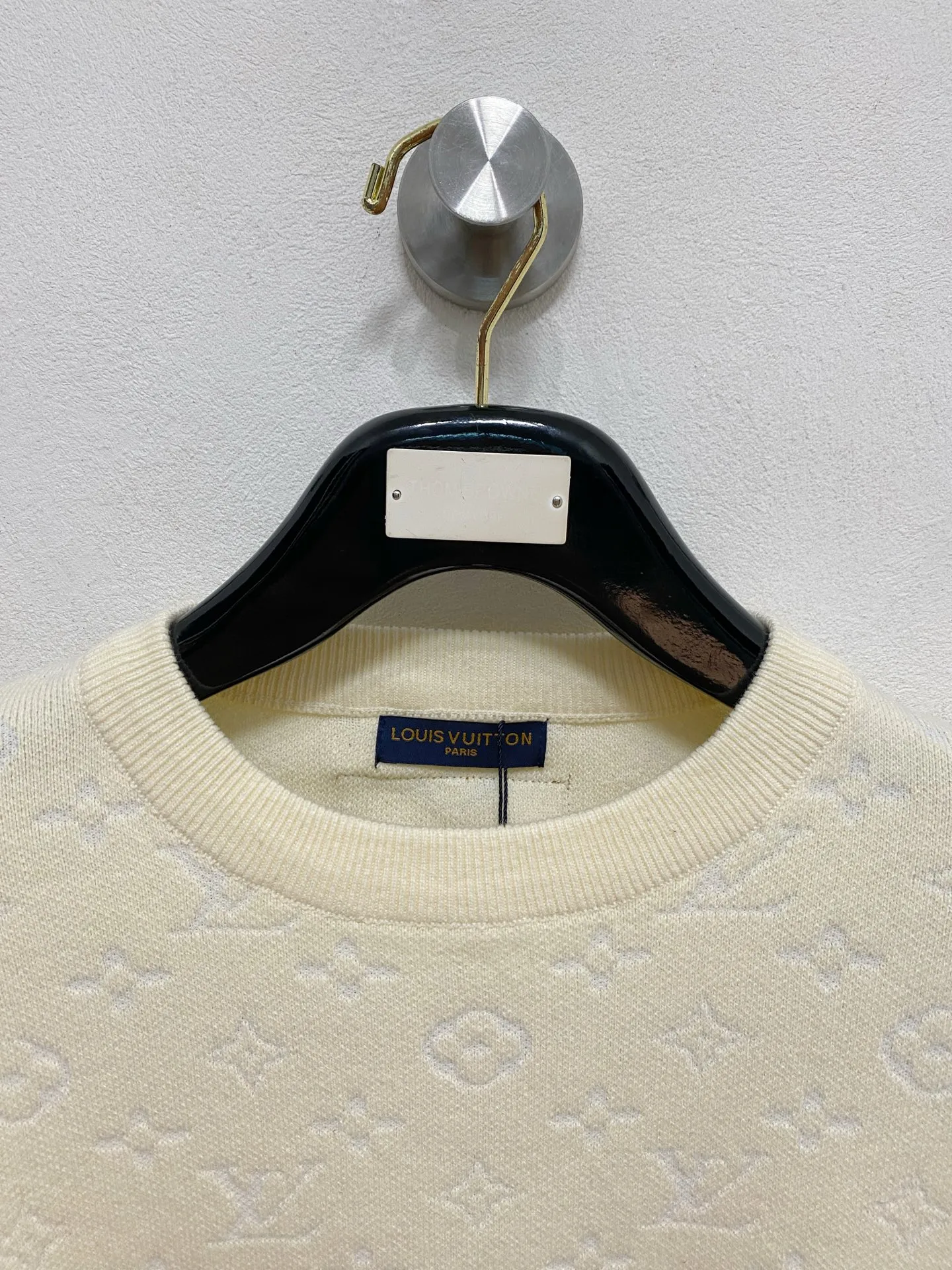 🅿️440 LV 2025 new wool blended round neck long sleeve sweater cardigan bottoming sweater, high-end version! The custom-made fabrics at the counter are highly breathable and comfortable, with impeccable details and brand element design concepts, reflecting high quality. It feels delicate and soft! It presents a casual cut and the upper body shape is great! 🐉Code size: M-3XL